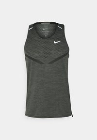 Débardeur de sport gris foncé en matériau respirant avec un motif texturé, un col rond et un petit logo Nike blanc.