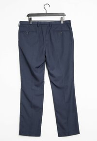 Navigatie broek van een gladde stof, met twee achterzakken met knoopsluitingen en een rechte pasvorm, hangend aan een zwarte hanger.