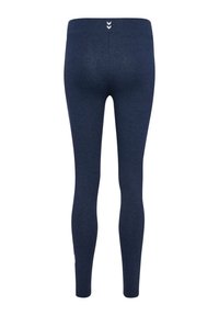 Marineblaue Leggings in voller Länge mit kleinem weißen Doppelwinkel-Logo am hinteren Taillenbund, von hinten gezeigt.