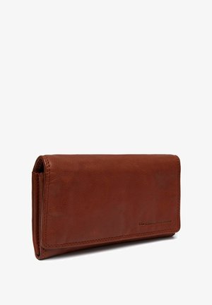 Portefeuille en cuir marron avec une texture lisse, de forme rectangulaire et aux bords cousus. Présente un logo discret en relief sur un côté.