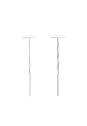 Paire de boucles d'oreilles minimalistes argentées à chaîne fine et détails en barre horizontale sur fond blanc.