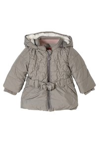 Pohodlná šedá bunda s kapucí, která má prošívaný vzor, zapínání na zip a látkový pásek. Vnitřek je podšitý měkkým materiálem.