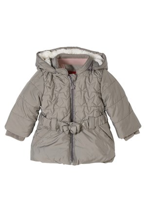 Giacca grigia imbottita con cappuccio, caratterizzata da un motivo trapuntato, chiusura con zip e una cintura in tessuto. Interno foderato con materiale morbido.