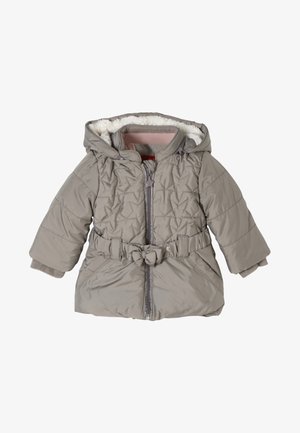 Gewatteerde grijze jas met een capuchon, voorzien van een gewatteerd patroon, ritssluiting en een stoffen riem. Binnenvoering van zacht materiaal.