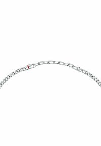 Collana in metallo argentato con maglie interconnesse, una texture elegante e una chiusura sicura con un dettaglio accentato in rosso.