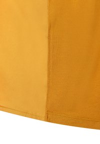 Gelber Stoff, glatte Textur und zwei unterschiedliche Farbtöne. Sichtbare Nähte entlang der Kanten und ein sauberes Finish.