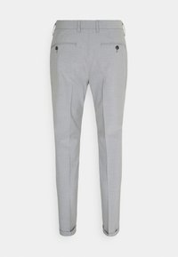Pantalon gris clair ajusté avec poches passepoilées boutonnées à l'arrière, passants pour ceinture et ourlets retroussés, vu de dos.