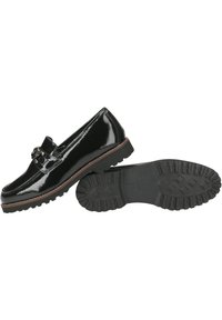 Zwarte rubberen laarzen van patenterleer met een decoratieve band en gesp, met een robuuste zwarte rubbersole en een gladde, glanzende afwerking.