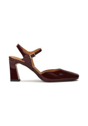 Escarpin à talon ouvert en cuir verni bordeaux avec un bout carré, une fine bride à la cheville et un talon bloc géométrique. Fini lisse et brillant.
