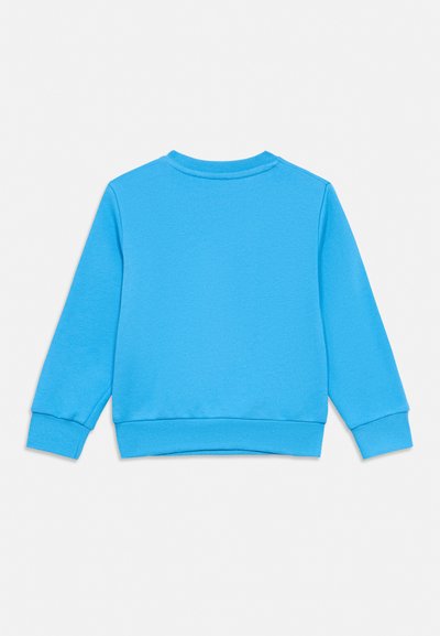 Μπλε παιδικό φούτερ με μακριά μανίκια και στρογγυλή λαιμόκοψη, εμφανίζεται από πίσω με ριμπ μανσέτες και τελείωμα σε λευκό φόντο.