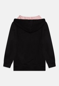 Felpa nera con fodera rosa, dotata di cappuccio con coulisse, polsini a coste e una texture liscia. Design semplice, senza motivi né dettagli.