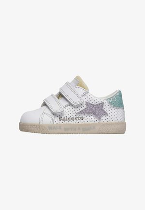 Weiße Kindersneaker mit zwei Klettverschlüssen. Merkmale sind perforiertes Leder, ein silberner und glitzernder lila Stern sowie ein hellblauer Akzent an der Ferse.