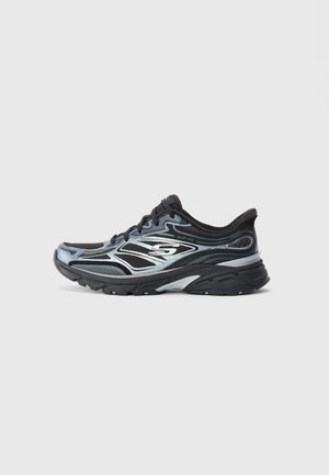 Juoda ir pilka Skechers sportinė kedai su tinkliniu dizainu, paminkštintu padu ir raištelių uždarymu ant vientiso balto fono.
