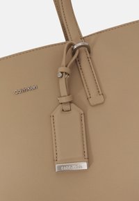 Calvin Klein MUST TOTE BAG - Kabelka - silver mink