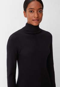 comma MIT ROLLKRAGEN - Strickkleid - schwarz