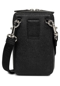 Borsa a tracolla rettangolare nera realizzata in materiale texturizzato, con hardware argentato, chiusura con zip e tracolla regolabile.