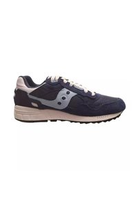 Scarpa sportiva blu navy con materiali in suede e mesh, lacci bianchi, logo azzurro e suola in gomma testurizzata con scanalature per la trazione.