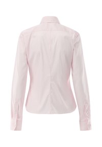 Langarmhemd in Hellrosa mit weißen vertikalen Streifen, hergestellt aus glattem Baumwollstoff. Verfügt über einen klassischen Kragen und Knopfmanschetten.