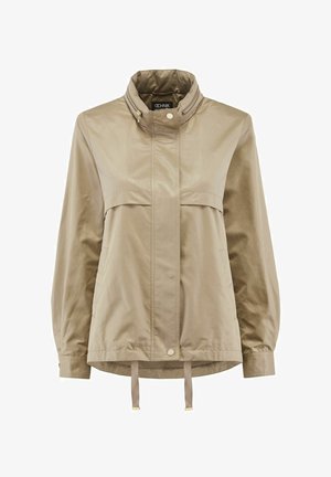 Beżowa, lekka kurtka z wysokim kołnierzem, przednimi kieszeniami i regulowanym ściągaczem na dole. Gładka tekstura z minimalnymi detalami.