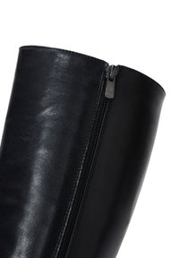 Botte en cuir noir, hauteur genou, avec fermeture éclair sur le côté et texture lisse ; forme nette et structurée avec une finition brillante.