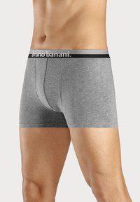 Grå kalsonger med en svart och grå elastisk midjeband som har "bruno banani"-logotypen. Tillverkade av mjukt, stretchigt tyg med en figurnära design.
