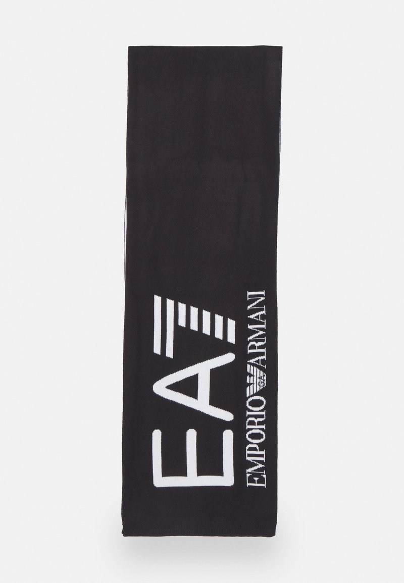 Écharpe noire avec de grandes lettres blanches "EA7" et le logo "Emporio Armani" accompagné de l'aigle de la marque sur le côté.