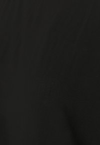 Fond noir uni avec une texture subtile, sans objets, personnes ou actions distinctes visibles.