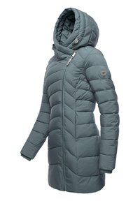 Padded tehlový kabát s vysokou sklápacou kapucňou, vertikálnym prešívaním, zipsovým uzáverom a logo detailom na rukáve. Mäkká, textúrovaná tkanina.