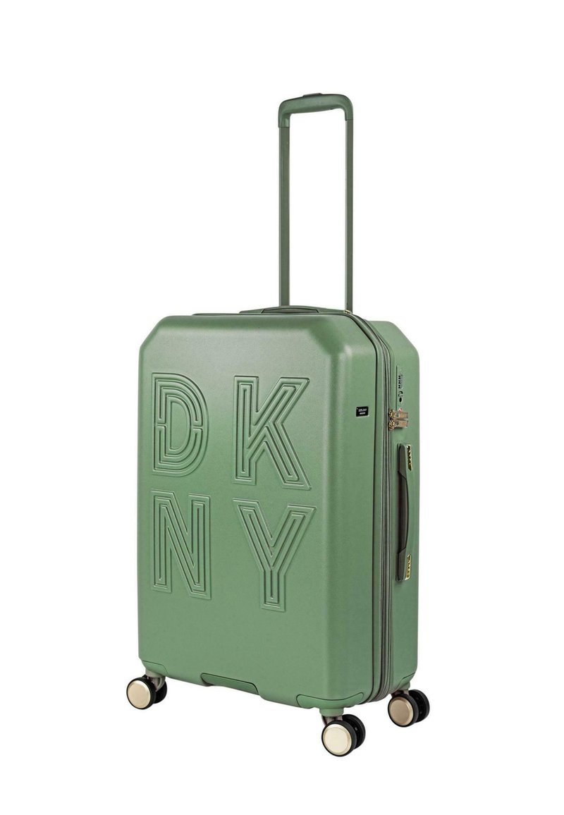 Maleta rígida en verde mate con el logo "DKNY" en relieve, asa retráctil y cuatro ruedas giratorias en colores negro y crema.