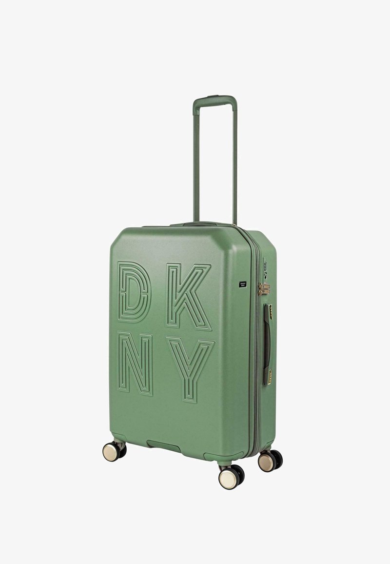 Maleta rígida en verde mate con el logo "DKNY" en relieve, asa retráctil y cuatro ruedas giratorias en colores negro y crema.
