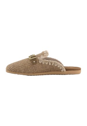 Mocassino beige intrecciato slip-on con suola piatta, rifinitura decorativa con cuciture e piccolo dettaglio con fibbia dorata sulla parte superiore.