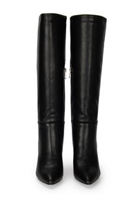 Botas altas de cuero negro con un diseño ajustado, punta afilada y dos cremalleras laterales para el cierre. Textura suave con un acabado brillante.