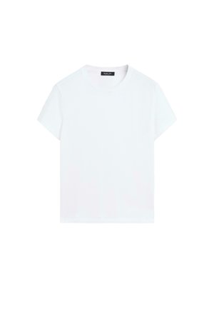 Maglietta bianca a maniche corte con scollo tondo, distesa in piano, che mostra la parte frontale con un'etichetta nera cucita al collo.