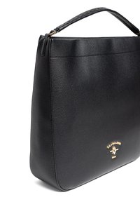 Czarna skórzana torebka z teksturowanym wykończeniem, z jednym uchwytem i złotym akcentem z logo. Design charakteryzuje się prostymi liniami i ustrukturyzowanym kształtem.