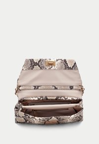 Borsa a tracolla con motivo a serpente, dotata di un esterno testurizzato e di una chiusura metallica; all'interno presenta una fodera beige e scomparti per l'organizzazione.