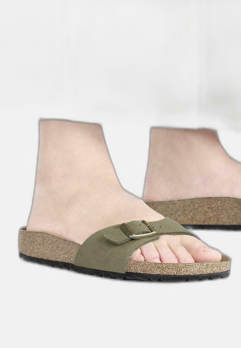 Groene suède slip-on sandalen met een kurken voetbed, voorzien van een enkele verstelbare band met een metalen gesp en een gestructureerde rubberen zool.