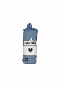Sininen kangasrulla, jossa on musta tassunjälkikuvio. Kääritty valkoiseen etikettiin, jossa on sydänkuvio ja teksti "Geggamoja Collection."