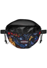 Borsa a vita EASTPAK nera con stampa floreale e di uccelli colorata, cerniera aperta che mostra l'interno vuoto e cinturini laterali regolabili con nodi.
