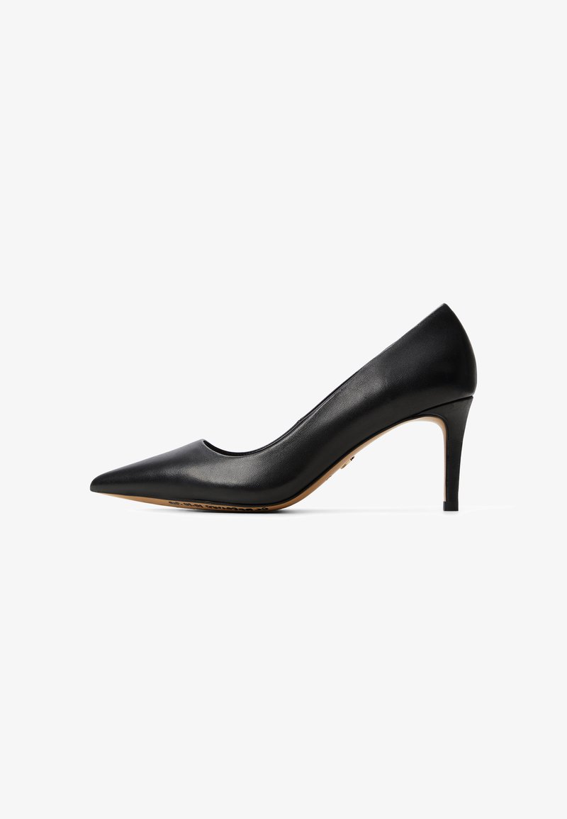 Zapato de tacón negro de cuero con punta afilada y un tacón delgado, que presenta una textura suave y un diseño minimalista para una silueta elegante.