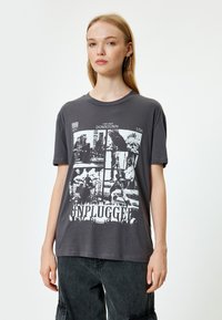 Koton - T-shirt z nadrukiem