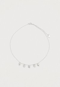 Ασημένιο κολιέ με αλυσίδα και πέντε κρεμαστά με σχήμα καρδιάς, με ποικίλες υφές και μια μικρή τριγωνική ετικέτα. Ρυθμιζόμενο μήκος με κούμπωμα.