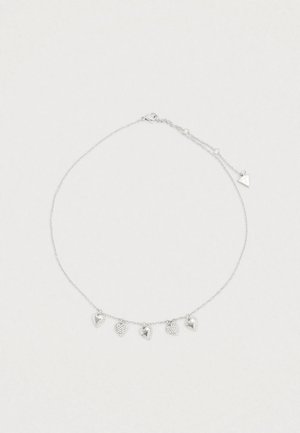 Ασημένιο κολιέ με αλυσίδα και πέντε κρεμαστά με σχήμα καρδιάς, με ποικίλες υφές και μια μικρή τριγωνική ετικέτα. Ρυθμιζόμενο μήκος με κούμπωμα.