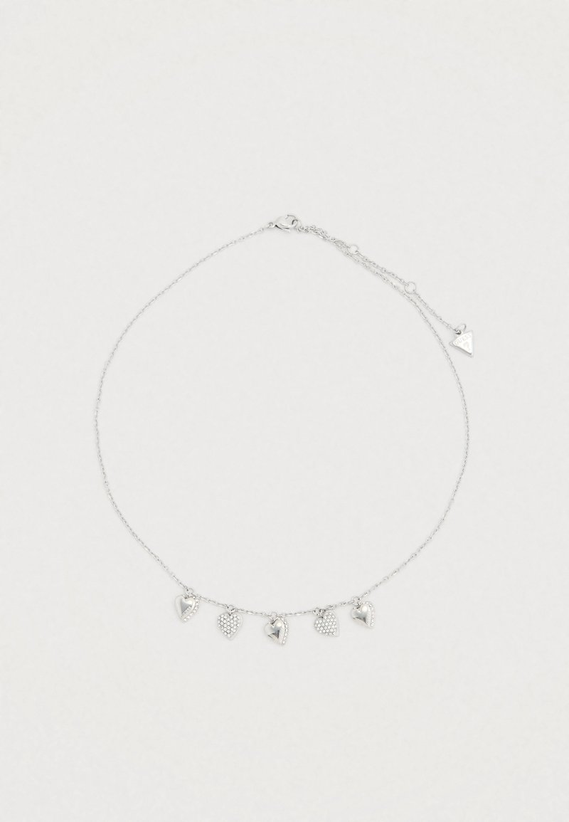 Ασημένιο κολιέ με αλυσίδα και πέντε κρεμαστά με σχήμα καρδιάς, με ποικίλες υφές και μια μικρή τριγωνική ετικέτα. Ρυθμιζόμενο μήκος με κούμπωμα.