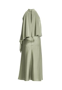 Robe longue en satin vert olive clair avec un col haut et un voile fluide type cape dans le dos.