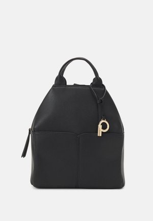 Sac à main en cuir noir avec des poignées supérieures arrondies, des poches avant et un pendentif circulaire doré suspendu à une sangle près de la fermeture éclair.