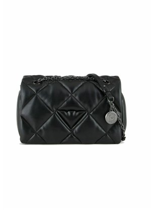 Borsa a tracolla in pelle trapuntata nera con tracolla a catena, caratterizzata da un dettaglio goffrato triangolare e un charm in metallo con logo. Forma rettangolare piatta.