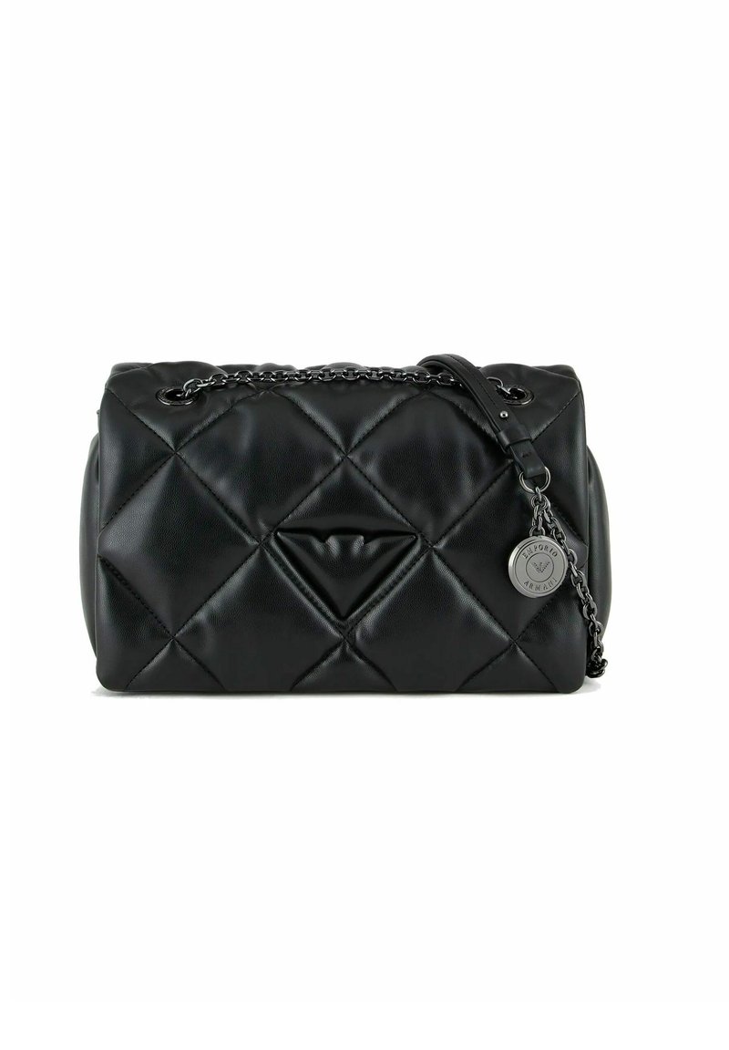 Borsa a tracolla in pelle trapuntata nera con tracolla a catena, caratterizzata da un dettaglio goffrato triangolare e un charm in metallo con logo. Forma rettangolare piatta.