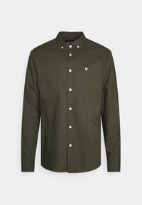 Camicia a maniche lunghe in cotone verde oliva scuro. Presenta un colletto a bottoni, bottoni bianchi e un piccolo logo giallo sulla tasca del petto.
