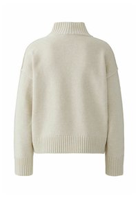 Crème-kleurige trui met een hoge, geribde kraag, oversized pasvorm en geribde manchetten en zoom; gebreide textuur met naadloze schouders.