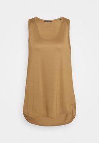 Bezramenný tank top v tan barvě s kulatým výstřihem a zakřiveným lemem, vystavený na bílém pozadí.